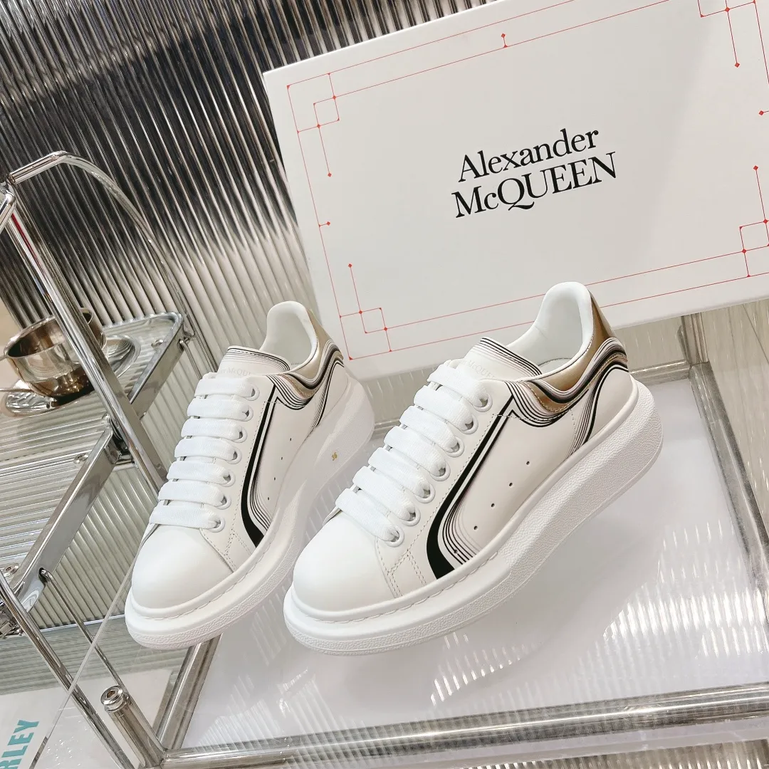 👟👟Ex-factory price 440👟👟 Men's size +10 (high version + 60 men's size plus 10) The latest addition to the counter is the top high-end version of Alexander McQueen·Alexander McQueen 2023 new wide sports shoes, white shoes and casual shoes👟New colors! The rear tail is really unique and pretty, I love it at first sight! 😍Top version! 👍🏻I won’t introduce too much about the style of this shoe. It will never go out of style year after year in spring, summer, autumn and winter. It is a super versatile style and has always been in hot demand. 🔸Upper: original custom-made latest silk cowhide 🔸Inner lining: cowhide foot pads + top-grade highly breathable mesh ��Outsole: the latest original open mold one-to-one precision mold PU vacuum outsole 🔸Female model 34-41 (customized at 34.40.41) 🔸Men's model 38-45 (customized at 38 45)